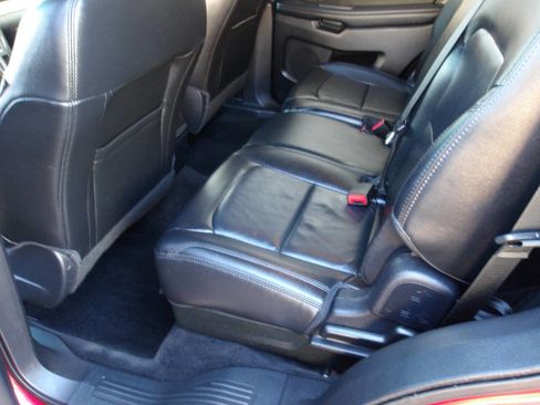 Used 2017 Ford Explorer XLT w/ Equipment Group 202A AWD/4WD image 22