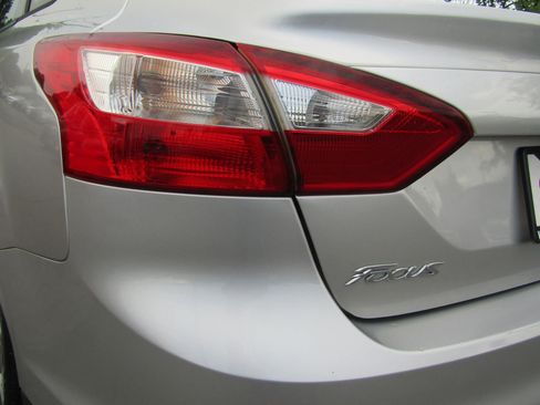 Used 2013 Ford Focus SE w/ SE Winter Pkg FWD image 10