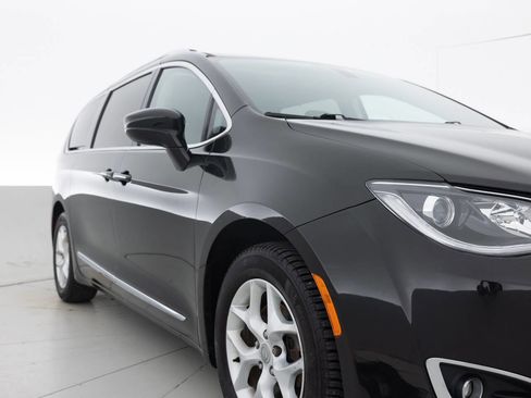 Used 2018 Chrysler Pacifica Touring-L w/ Tire & Wheel Group image 11