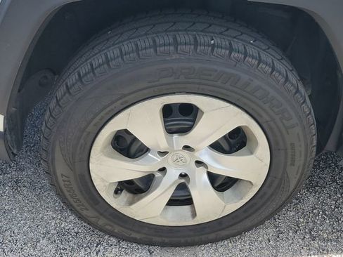 Used 2021 Toyota RAV4 LE FWD image 5