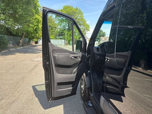 Used 2021 Mercedes-Benz Sprinter 2500 w/ Windows All Around Package image 14
