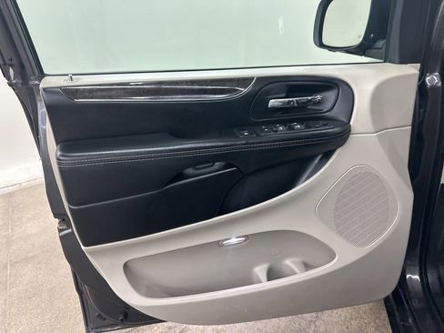 Used 2016 Chrysler Town & Country Touring FWD image 31
