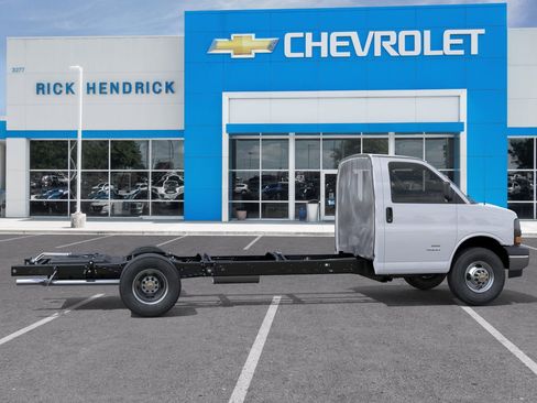 New 2026 Chevrolet Express 3500 image 7