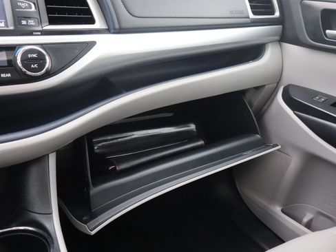 Used 2019 Toyota Highlander XLE AWD/4WD image 41