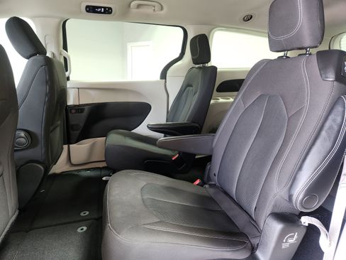 Used 2023 Chrysler Voyager LX FWD image 11