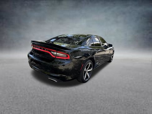 Used 2017 Dodge Charger SE RWD image 7