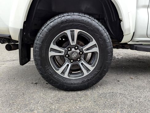 Used 2017 Toyota Tacoma TRD Sport w/ Tow Package (A/T) image 49