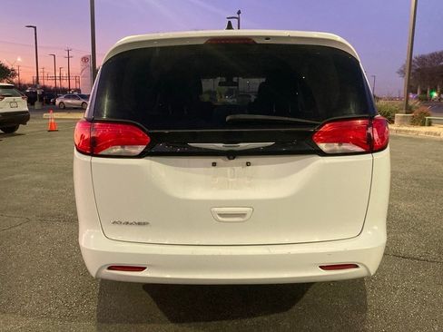 Used 2022 Chrysler Voyager LX image 6