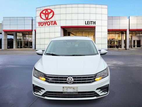 Used 2018 Volkswagen Passat 2.0T R-Line image 2