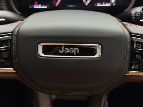 Used 2025 Jeep Grand Cherokee Summit AWD/4WD image 50