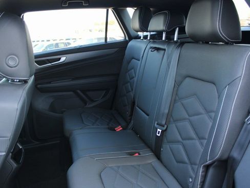 Certified 2025 Volkswagen Atlas Cross Sport SE image 20