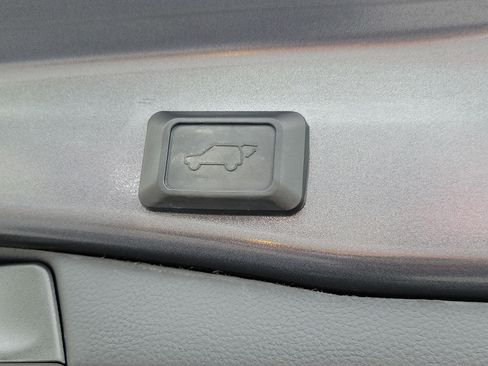 Certified 2022 Toyota RAV4 XLE w/ Convenience Package FWD image 11