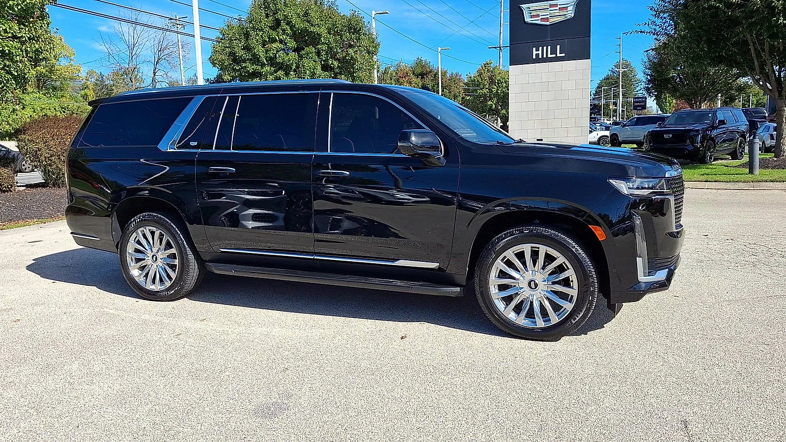 Used 2023 Cadillac Escalade ESV Premium Luxury AWD/4WD image 2