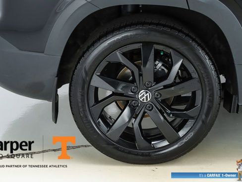 Used 2023 Volkswagen Taos SE w/ Panoramic Sunroof Package FWD image 13
