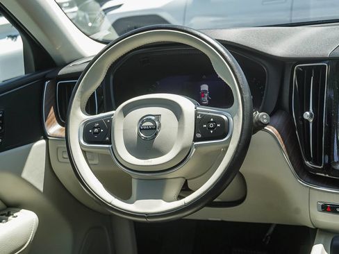 Used 2022 Volvo XC60 B5 Momentum w/ Climate Package FWD image 17