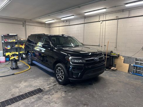 Used 2024 Ford Expedition Max XLT image 3