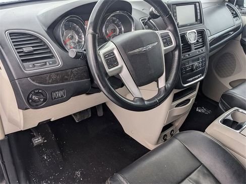 Used 2014 Chrysler Town & Country Touring image 9