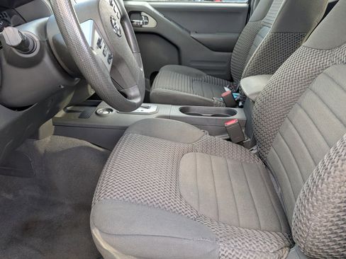 Used 2020 Nissan Frontier SV image 11