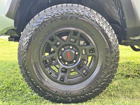 Used 2022 Toyota Tacoma TRD Off-Road w/ Technology Package AWD/4WD image 15