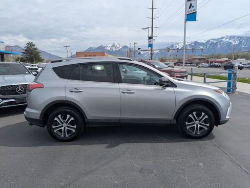 Used 2017 Toyota RAV4 LE FWD image 2