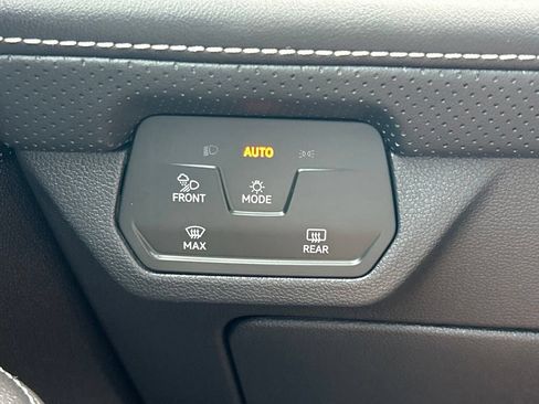 Used 2024 Volkswagen Atlas SE AWD/4WD image 32