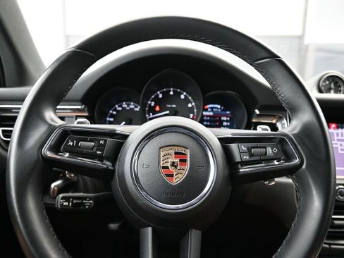 Certified 2025 Porsche Macan image 10