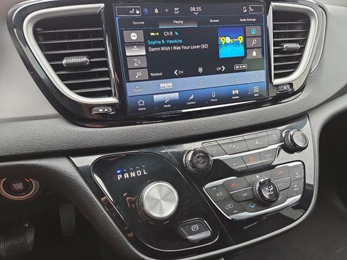 Used 2025 Chrysler Pacifica Select FWD image 13