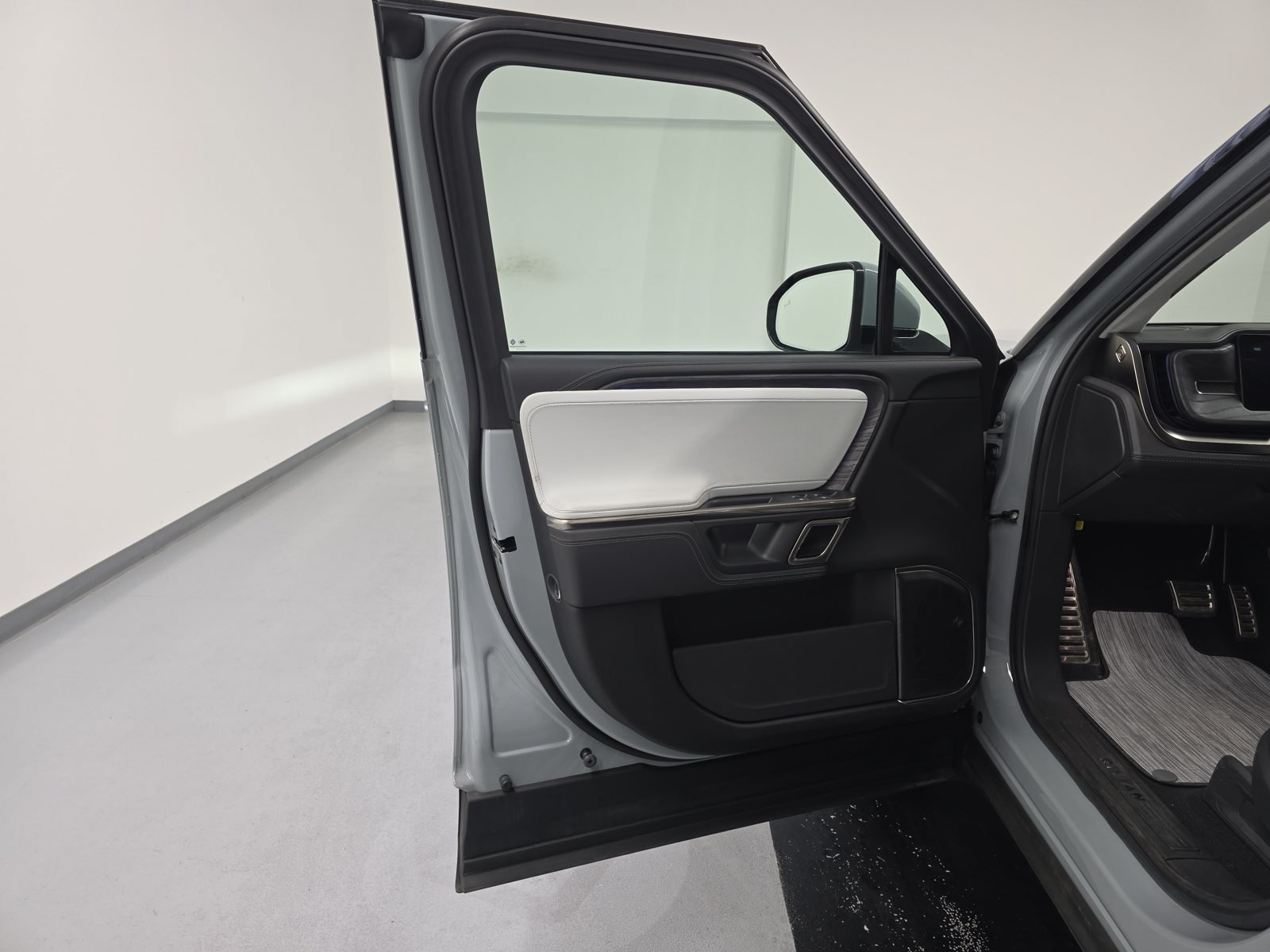 Used 2023 Rivian R1T Adventure Quad AWD/4WD image 16