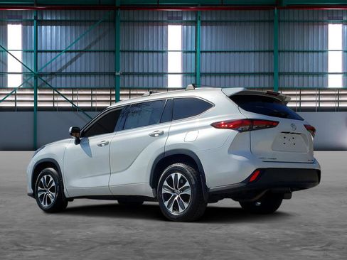 Used 2022 Toyota Highlander XLE image 3