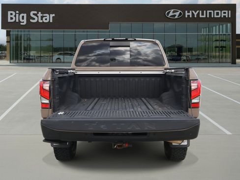 Used 2021 Nissan Titan PRO-4X w/ Pro-4x Convenience Package image 8