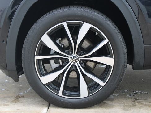 Certified 2025 Volkswagen Atlas SEL Premium R-Line image 35
