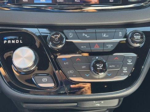 New 2026 Chrysler Voyager LX image 18