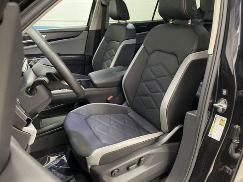 Used 2024 Volkswagen Atlas Peak Edition SE image 4