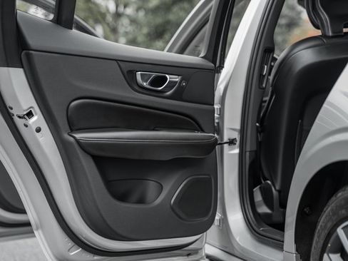 Certified 2022 Volvo S60 B5 Momentum w/ Premium Package image 32