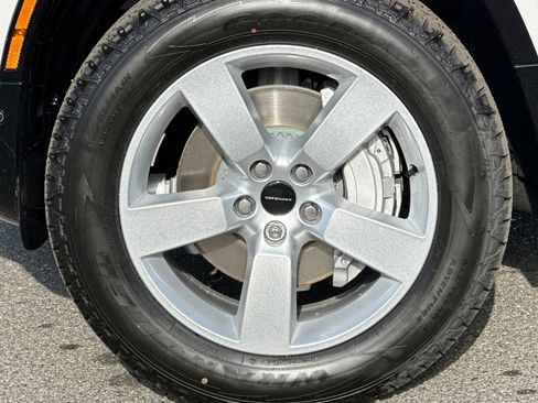 New 2026 Land Rover Defender 110 X-Dynamic SE image 13