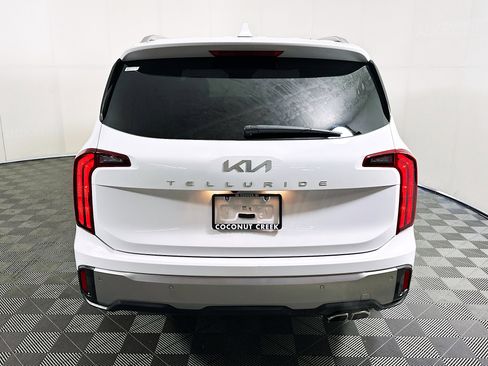 Used 2025 Kia Telluride S FWD image 4