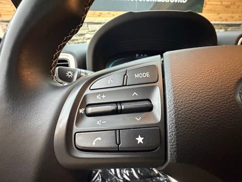 Used 2023 Hyundai Venue SEL FWD image 25