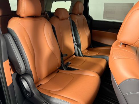 Certified 2025 Kia Carnival SX image 29