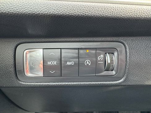 Used 2025 Chevrolet Traverse LT w/ Sun and Wheel Package image 21