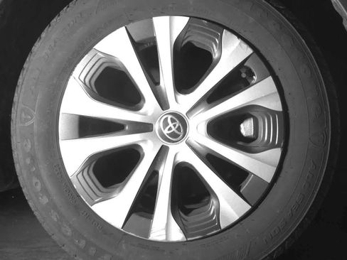 Used 2022 Toyota Prius Prime LE image 10