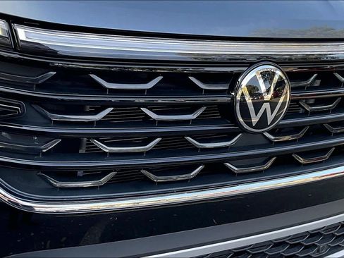 Used 2024 Volkswagen Atlas Cross Sport SE image 32