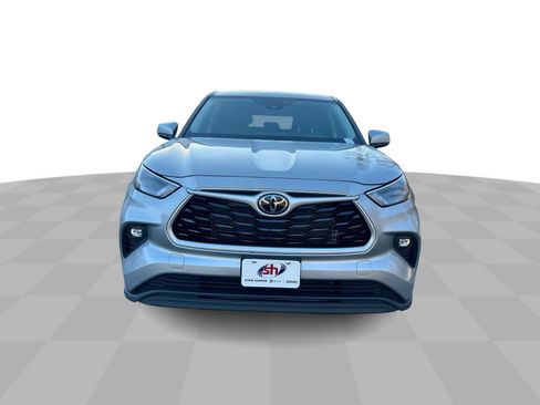Used 2023 Toyota Highlander LE image 3