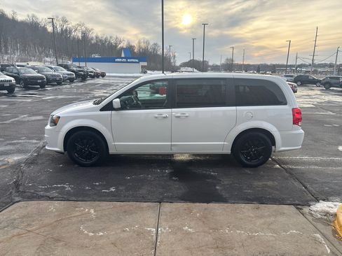 Used 2019 Dodge Grand Caravan SXT w/ Blacktop Package image 5