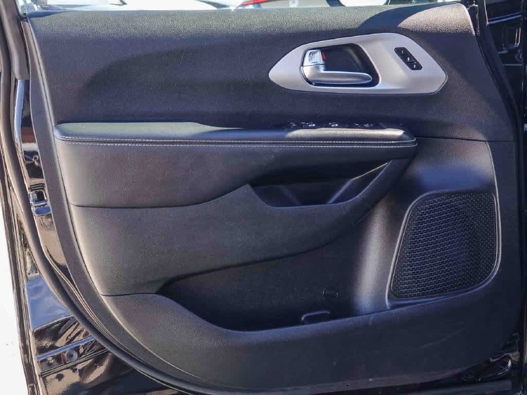 Used 2025 Chrysler Pacifica Limited FWD image 19