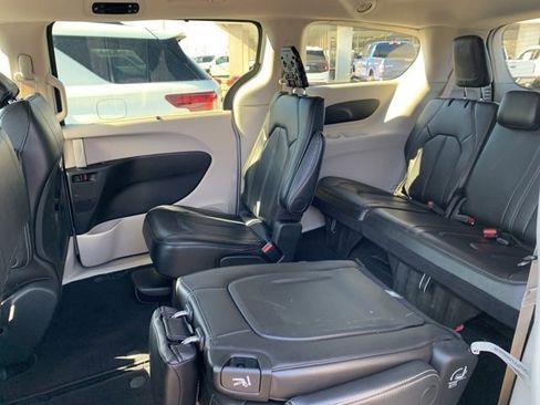 Used 2024 Chrysler Pacifica Touring-L image 11