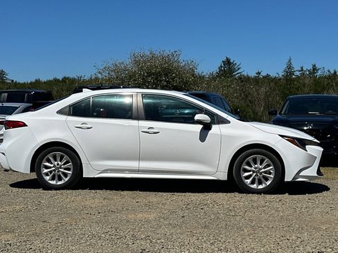 Used 2021 Toyota Corolla XLE FWD image 3