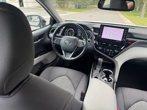 Used 2021 Toyota Camry LE w/ Cold Weather Package FWD image 18