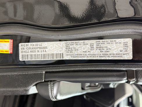 Used 2023 Jeep Grand Cherokee L Laredo image 30