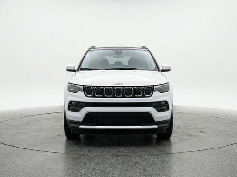 Used 2025 Jeep Compass Limited AWD/4WD image 2