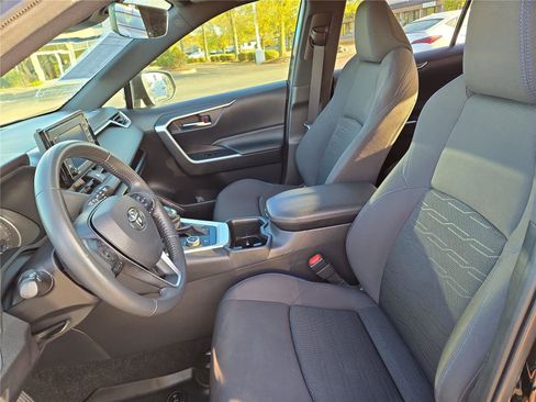 Used 2022 Toyota RAV4 SE image 18